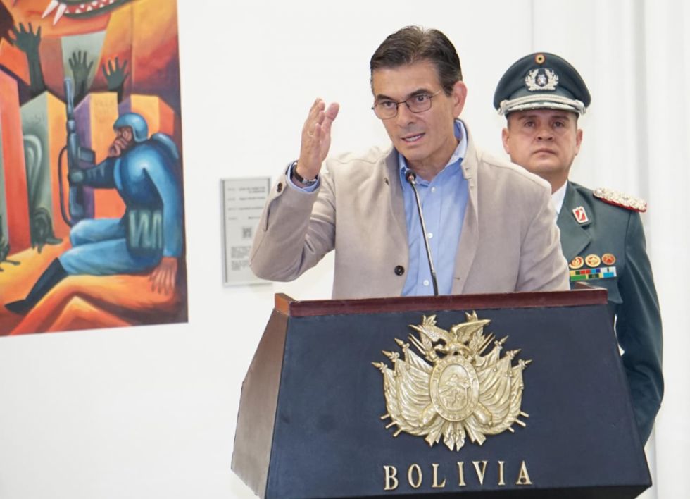 Paz decreta ingreso de Starlink y anuncia 17.000 becas tecnológicas