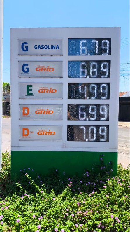 Bolivianos cruzan a Corumbá para cargar combustible tras eliminación de la subvención