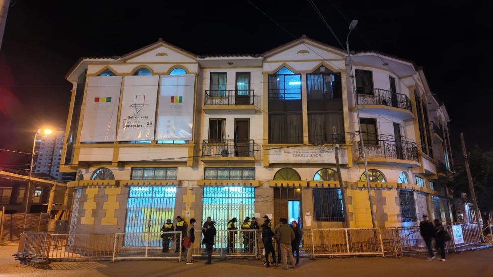 Así lucía la fachada del TED Chuquisaca, antes de la medianoche.