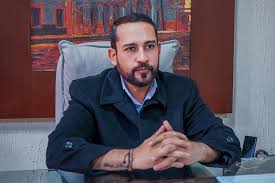 ALCALDE CRISTHIAN CÁMARA ANUNCIA REDUCCIÓN DE SU SALARIO COMO MEDIDA DE COMPROMISO ANTE LA CRISIS NACIONAL Trinidad, Beni – En un gesto inusual dentro del panorama político actual, el alcalde del municipio