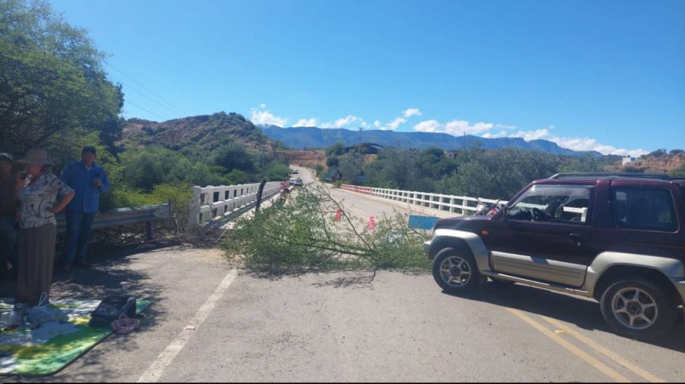 Mantienen bloqueo en El Valle en contra del “tarifazo” del transporte 