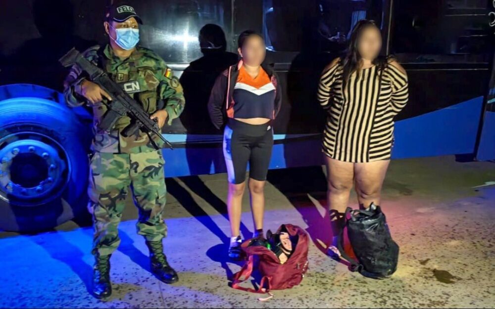 Aprehenden a dos pasajeras tras hallarlas traficando 187 cápsulas de droga- Aprehenden a dos pasajeras tras hallarlas traficando 187 cápsulas de droga