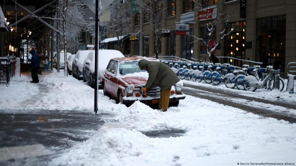 Un vecindario de Brooklyn, Nueva York, luce cubierto de nieve tras una tormenta invernal que azotó con intensidad la zona. (27.12.2025) Un vecindario de Brooklyn, Nueva York, luce cubierto de nieve tras una tormenta invernal que azotó con intensidad la zona. (27.12.2025)