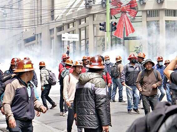 Protesta de trabajadores que piden la abrogación del Decreto Supremo 5503. / APG