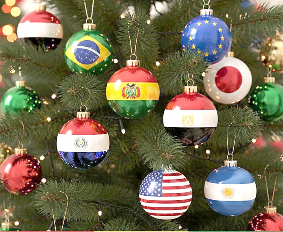 RELACIONES. Adornos navideños representando el vínculo de Bolivia con varios países.
