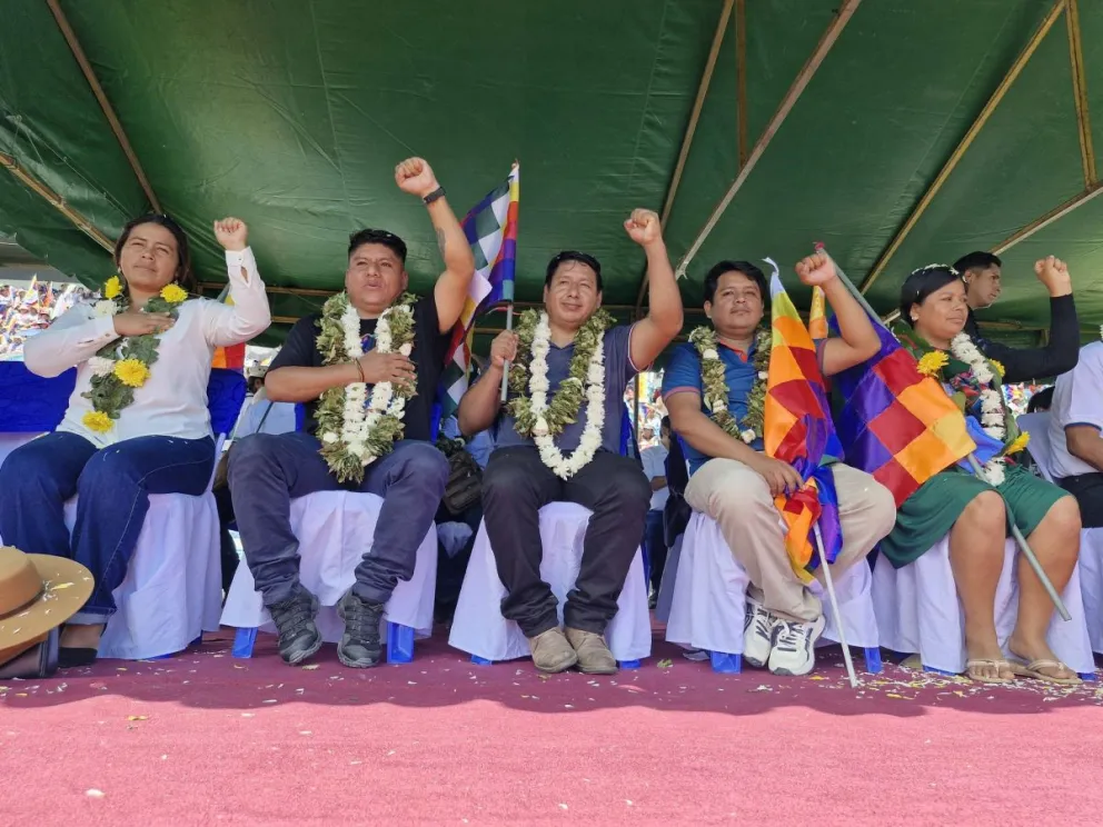 El exsenador Loza junto a otros seguidores del expresidente Evo Morales. Foto: RRSS del exmandatario