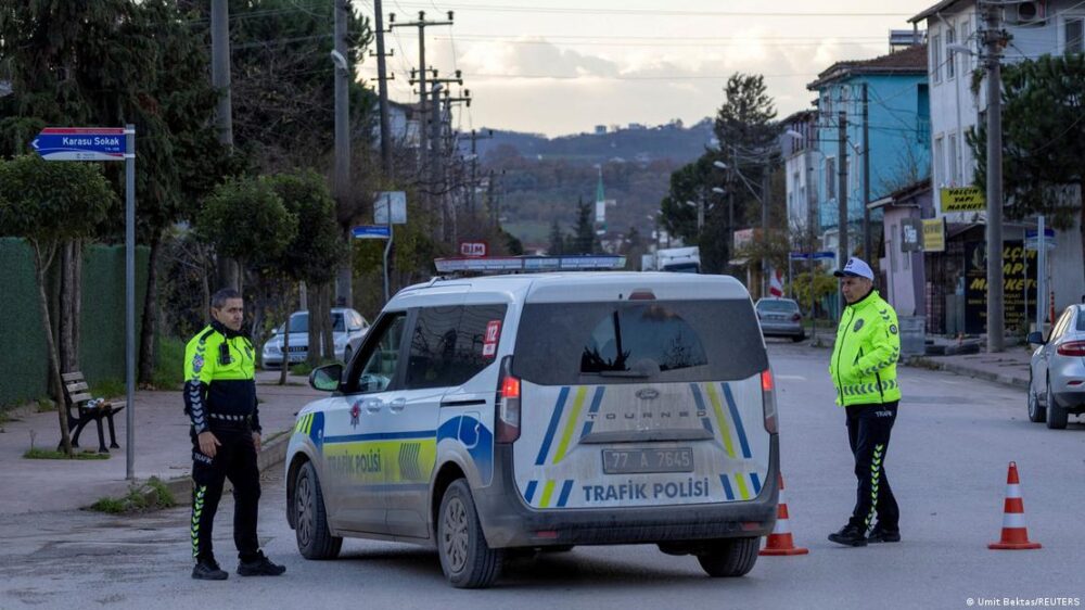 Un vehículo de la policía de Tráfico impide el acceso a la calle. Un vehículo de la policía de Tráfico impide el acceso a la calle.