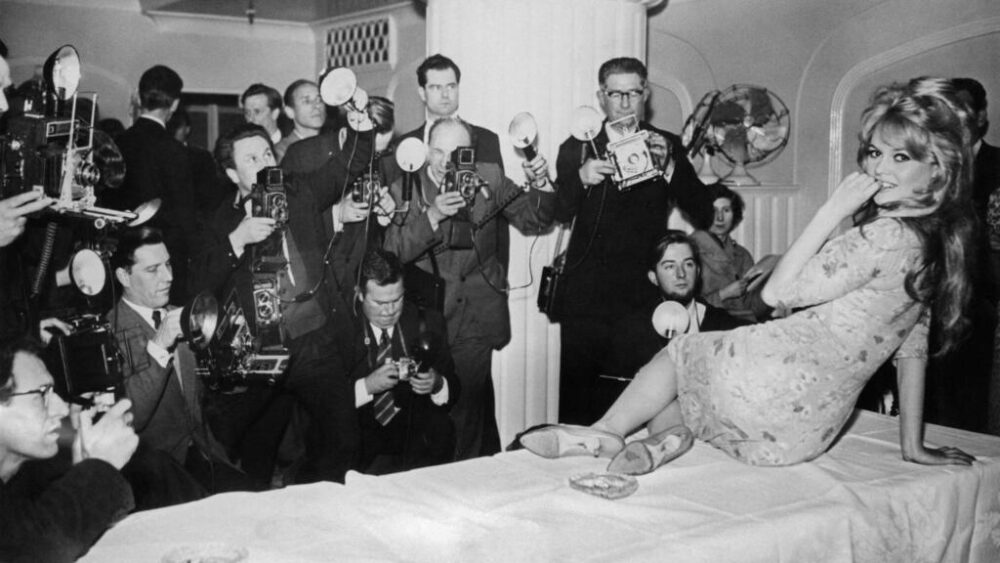 Brigitte Bardot posa para los fotógrafos en abril de 1959 en Londres.