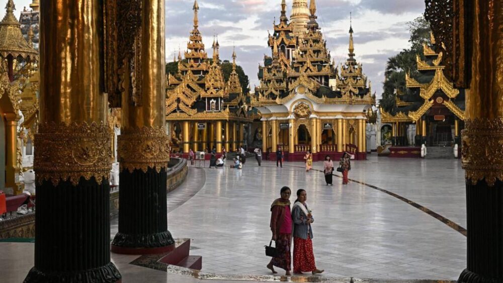 Al día siguiente de la primera fase de las elecciones, la vida vuelve a la normalidad. Aquí, frente a la pagoda Shwedagon, en Rangún, el 29 de diciembre de 2025.