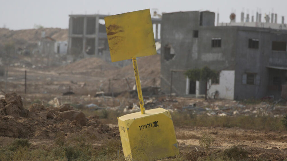 Un bloque de hormigón que supuestamente delimita la "línea amarilla" en Gaza.