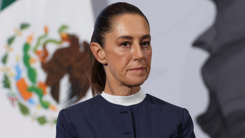 La presidenta Sheinbaum visitó a los heridos por un accidente ferroviario en tres hospitales en las vecinas localidades de Tehuantepec y Salina Cruz, estado de Oaxaca.