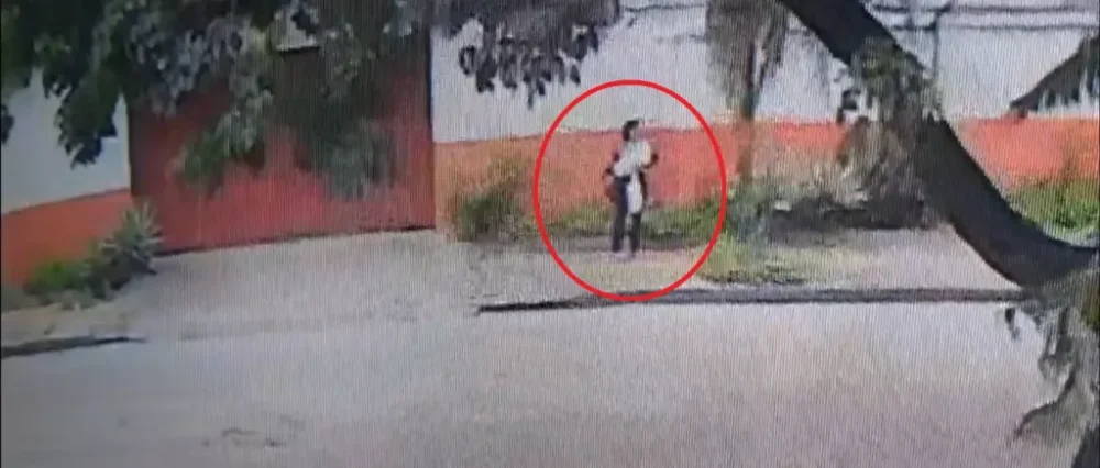 VIGILANCIA. Las cámaras de seguridad muestran a una mujer dejando al bebé/ Foto: Unitel