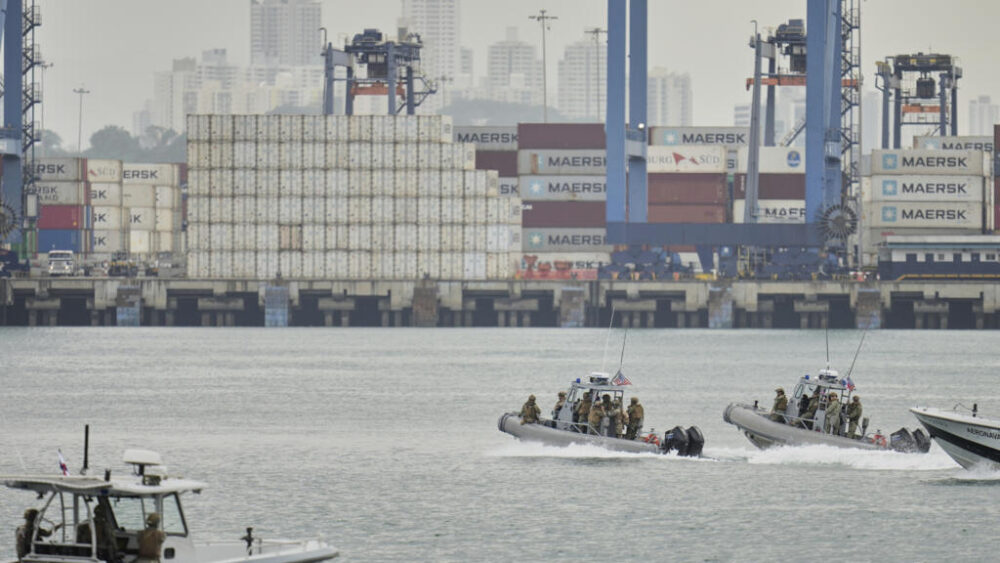 El ejército estadounidense participa en un ejercicio conjunto con tropas panameñas en el Canal de Panamá durante la visita del secretario de Defensa de Estados Unidos, Pete Hegseth, al puerto de Rodman, en el oeste de Panamá, el martes 8 de abril de 2025. (Foto AP/Matías Delacroix)