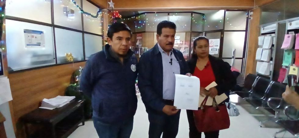 Los asambleístas departamentales de Cochabamba Juan Carlos Irahola (c) y Nelly Pinto (d).