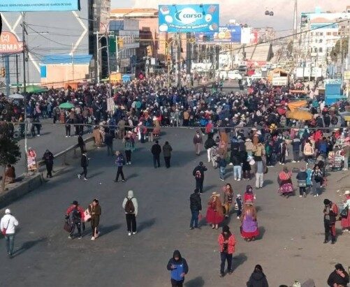 Los bloqueos se trasladan a puntos de La Paz y El Alto, ciudades que este jueves quedan aisladas
