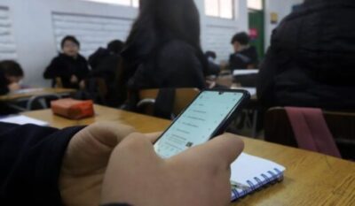 «El uso del celular en aulas provoca distracción, adicción y afecta el desarrollo cognitivo de los estudiantes», dice viceministro de Educación
