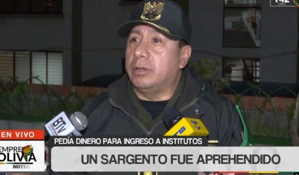 Un policía es detenido por cobros de Bs 14.000 para “facilitar” pruebas de postulantes a la Anapol