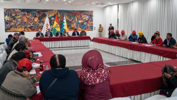 Ministro Lupo asegura que hay “ambiente de preacuerdo para pacificar el país” con la COB tras cuarto intermedio en el diálogo