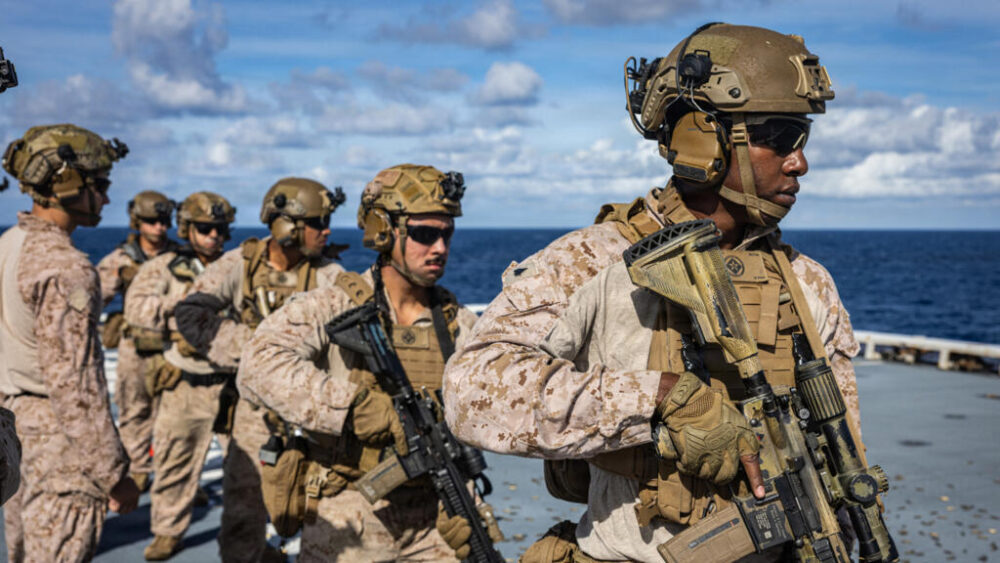 Esta fotografía, proporcionada por el Cuerpo de Marines de los Estados Unidos, tomada el 25 de noviembre de 2025, muestra a marines de la Compañía India, del Batallón de Asalto Anfibio 3/6, 22.ª Unidad Expedicionaria de Marines (capaz de realizar operaciones especiales), preparándose para atacar objetivos durante un ejercicio de tiro en la cubierta del buque de transporte anfibio clase San Antonio USS Fort Lauderdale (LPD 28) en el mar Caribe.