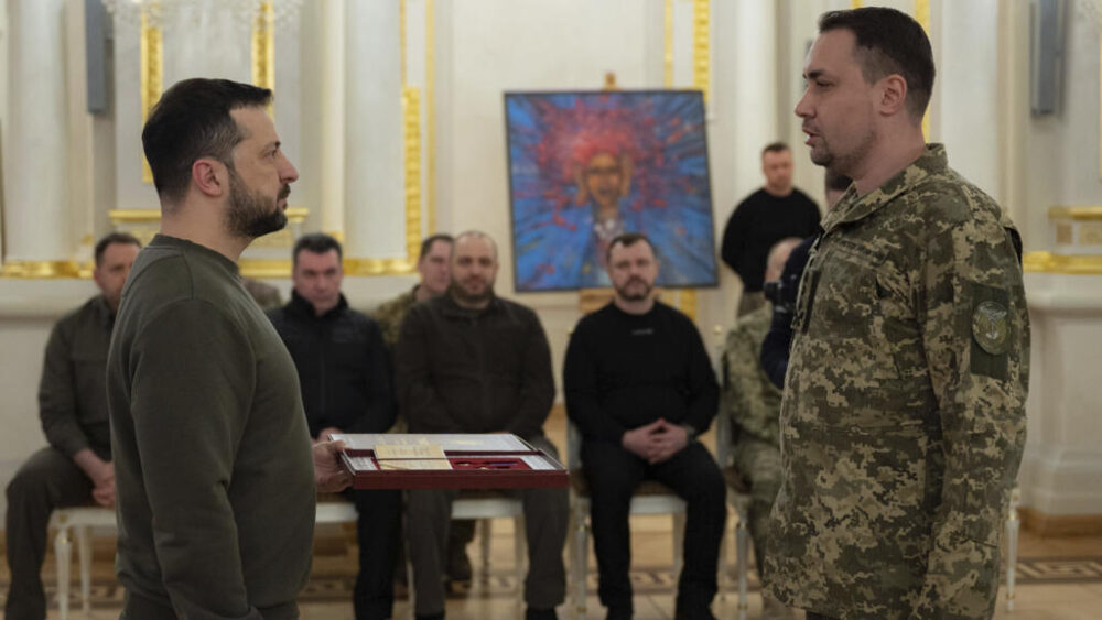 El presidente Volodymyr Zelensky y Kyrylo Boudanov durante una ceremonia de condecoración en Kiev, el 9 de febrero de 2024.