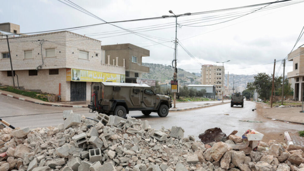 Vehículos militares durante una incursión israelí en Qabatiya, cerca de Jenin, en Cisjordania ocupada, el 27 de diciembre de 2025.