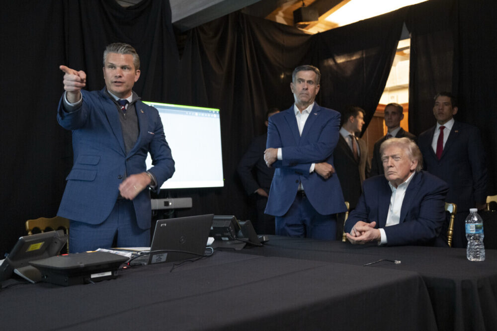 Pete Hegseth (izq.) reacciona, junto a Donald Trump, al ataque estadounidense en Venezuela, este sábado.