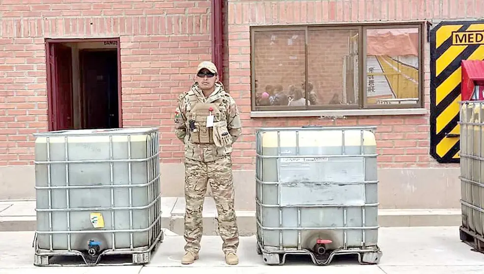 Un militar vigila recipientes con diésel que era sacado de contrabando./ APG