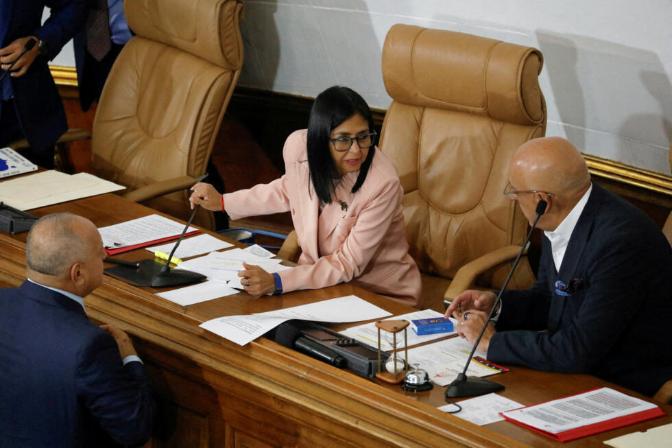 Archivo: la vicepresidenta de Venezuela, Delcy Rodríguez, habla con el presidente de la Asamblea Nacional, Jorge Rodríguez, mientras el ministro del Interior, Diosdado Cabello, se encuentra junto a ellos, durante la presentación de la propuesta de presupuesto del gobierno para 2026 a la Asamblea Nacional, instando a los legisladores a aprobar un gasto de unos 19.900 millones de dólares, en Caracas, Venezuela, el 4 de diciembre de 2025.