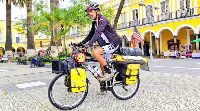 El ciclista y veterinario Álvaro Pérez llegó a Cochabamba. | NELSON RAMOS.
