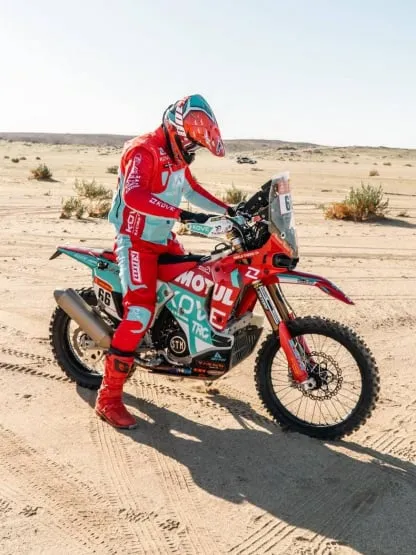 Neels Theric cruzó la linea de meta del prólogo del Dakar con su moto a la rastra