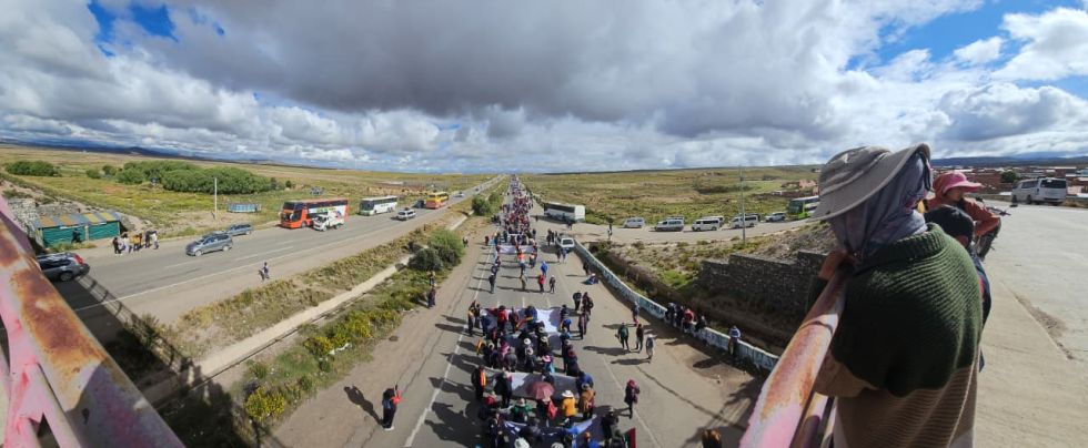 MOVILIZACIÓN. La columna de marchistas liderada por la COB, este domingo.
