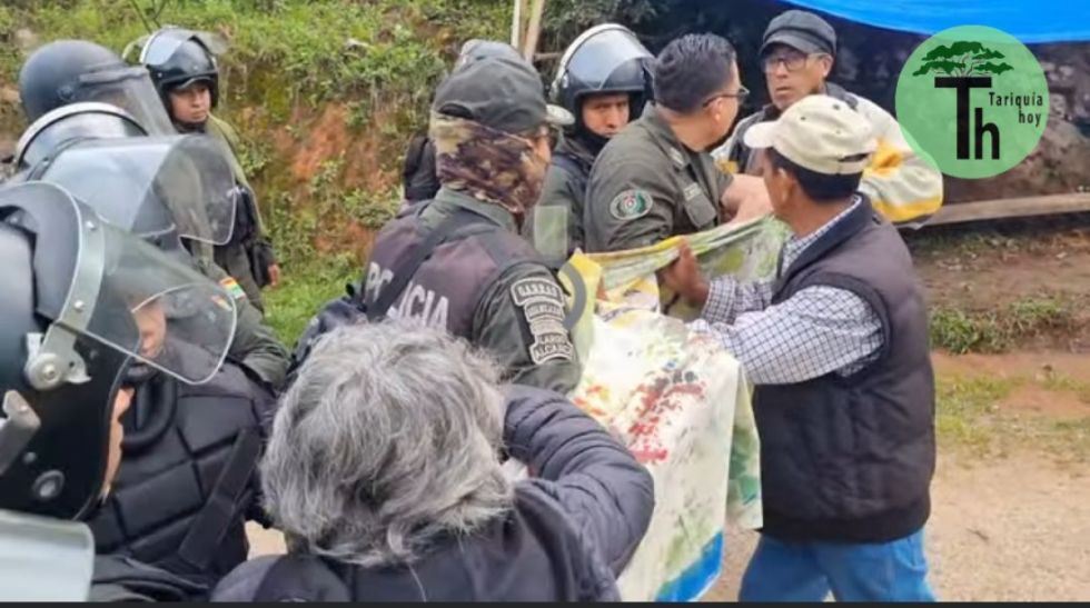 Gobierno envía contingente policial para forzar ingreso a Tariquía (video) Gobierno envía contingente policial para forzar ingreso a Tariquía (video)
