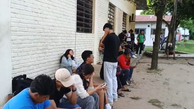 Largas filas marcan las inscripciones para el CUP de la Uagrm - Largas filas marcan las inscripciones para el CUP de la Uagrm