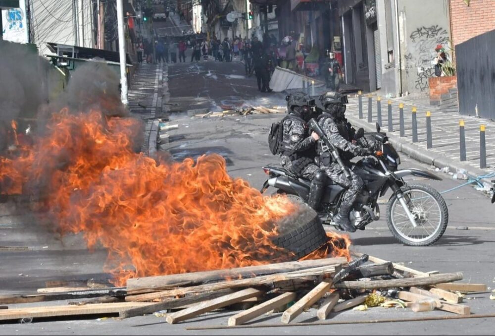 Suben a 12 los aprehendidos tras violenta jornada de protestas en el centro de La Paz- Suben a 12 los aprehendidos tras violenta jornada de protestas en el centro de La Paz