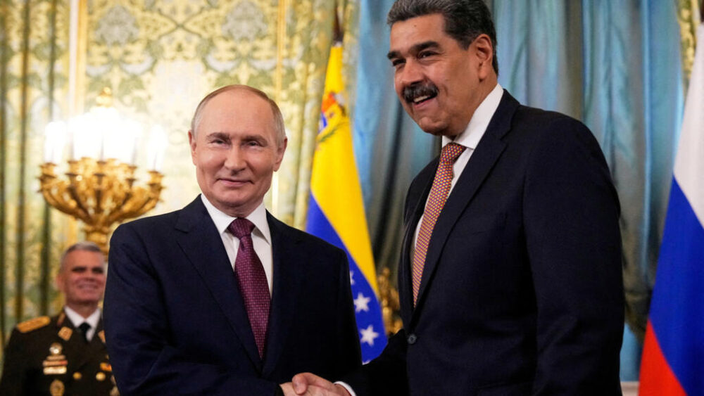 El presidente ruso, Vladimir Putin, y su homólogo venezolano, Nicolás Maduro, durante una reunión en el Kremlin, en Moscú, Rusia, el 7 de mayo de 2025.