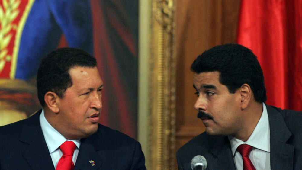 El grupo G2 está presente en Venezuela desde el año 1999, coincidiendo con el primer año de la presidencia de Hugo Chávez, luego de un acuerdo entre ambos países a cambio de petróleo por una reestructuración de las fuerzas militares venezolanas. Foto: Hugo Chávez y Nicolás Maduro, el 17 de octubre de 2006.