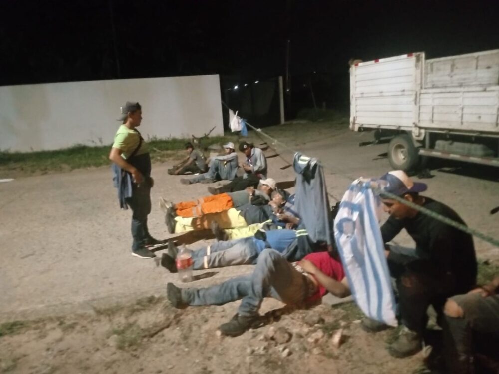 Trabajadores cercan Emacruz exigiendo el pago de sueldo de 3 meses- Trabajadores cercan Emacruz exigiendo el pago de sueldo de 3 meses