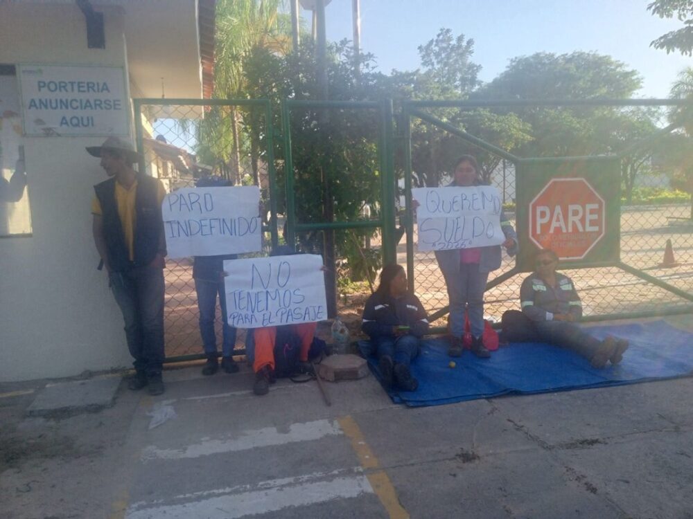 Trabajadores cercan Emacruz exigiendo el pago de sueldo de 3 meses- Trabajadores cercan Emacruz exigiendo el pago de sueldo de 3 meses