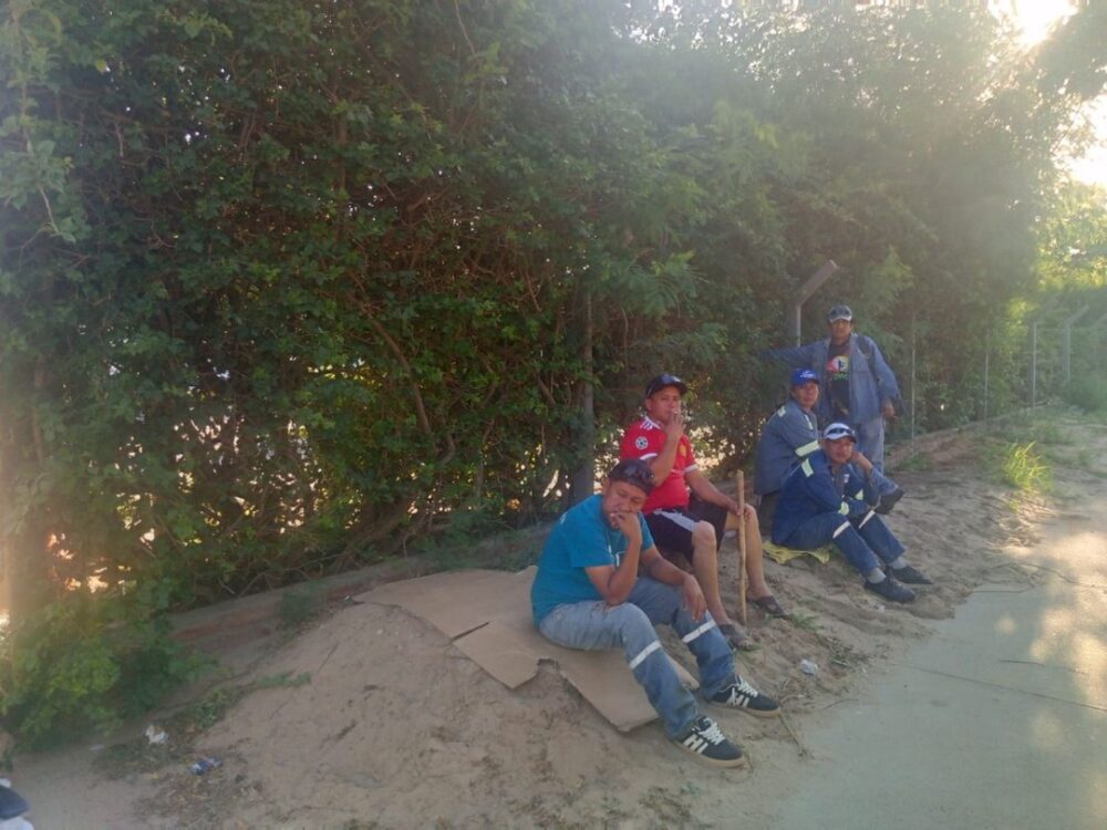 Trabajadores cercan Emacruz exigiendo el pago de sueldo de 3 meses- Trabajadores cercan Emacruz exigiendo el pago de sueldo de 3 meses