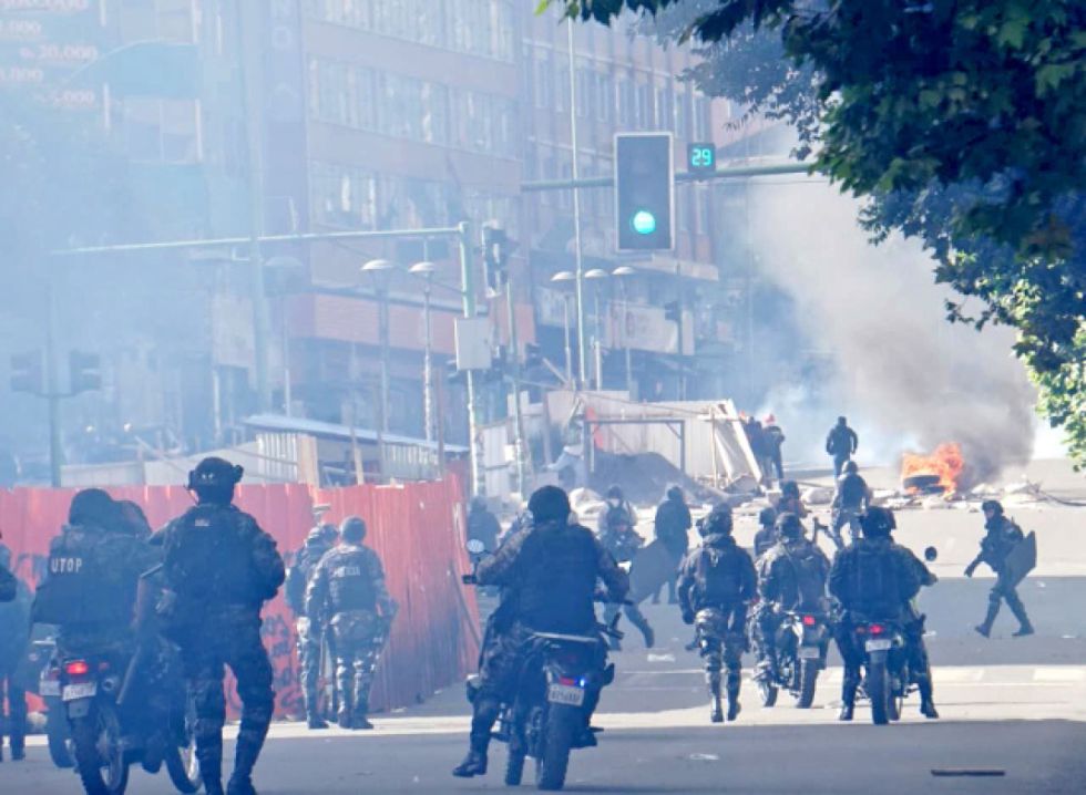 DISTURBIOS. Los marchistas se enfrentaron a la Policía y provocaron daños y heridos con el uso de dinamita en el centro paceño.