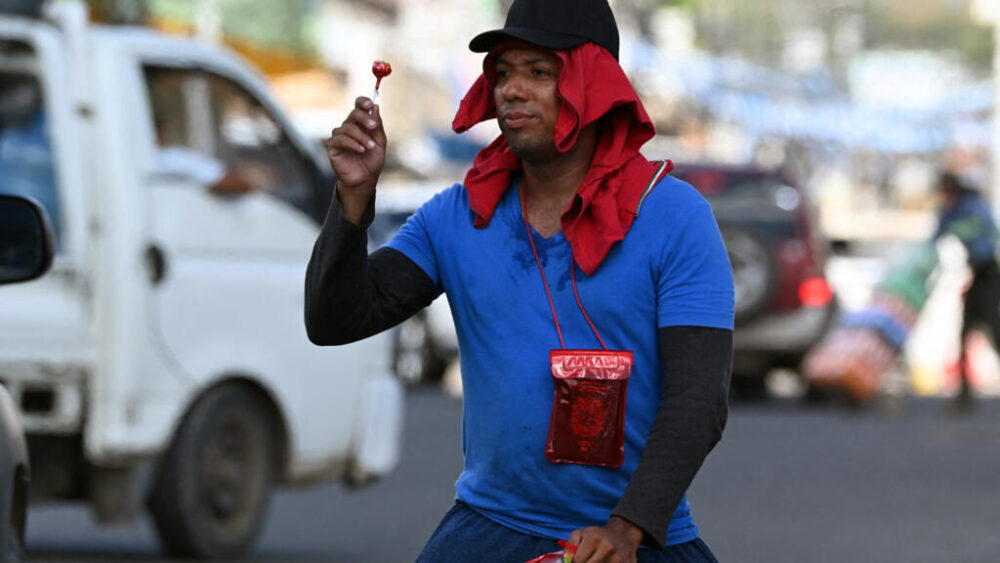 Foto de ilustración, archivo. Imigrante venezolano ofrece caramelos a los conductores para conseguir algo de dinero para su viaje a la frontera entre Honduras y Guatemala, en la ciudad de Danlí, departamento de El Paraíso, Honduras, el 3 de octubre de 2023.