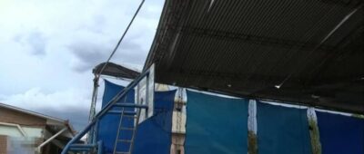 Fuertes vientos en Cochabamba: Colapsa tinglado de unidad educativa a semanas del inicio de clases