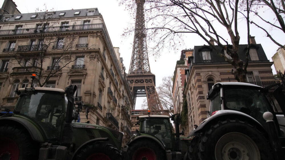 Tractores alineados cerca de la Torre Eiffel mientras los agricultores protestan contra la intención de la Unión Europea de seguir adelante con el acuerdo comercial del Mercosur con cinco países sudamericanos, en París, el jueves 8 de enero de 2026.