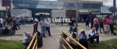 Santa Cruz: Micreros bloquean ingreso de la Quinta Municipal para exigir que se incremente el pasaje a Bs 4,58