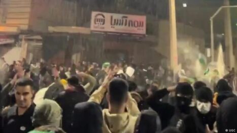 Trump reitera amenaza a Irán si mata a manifestantes