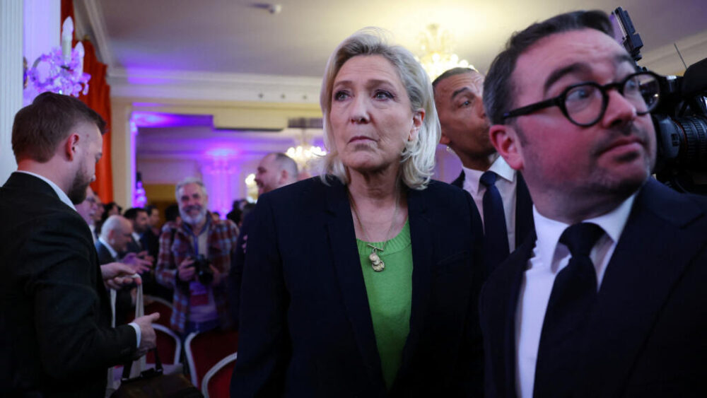 Marine Le Pen abandona la sala tras el discurso de Jordan Bardella, presidente del partido de extrema derecha francés, ante la prensa en París, el 12 de enero de 2026.