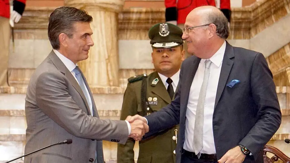 El presidente de Bolivia, Rodrigo Paz (i), y el presidente del BID, Ilan Goldfajn./ APG