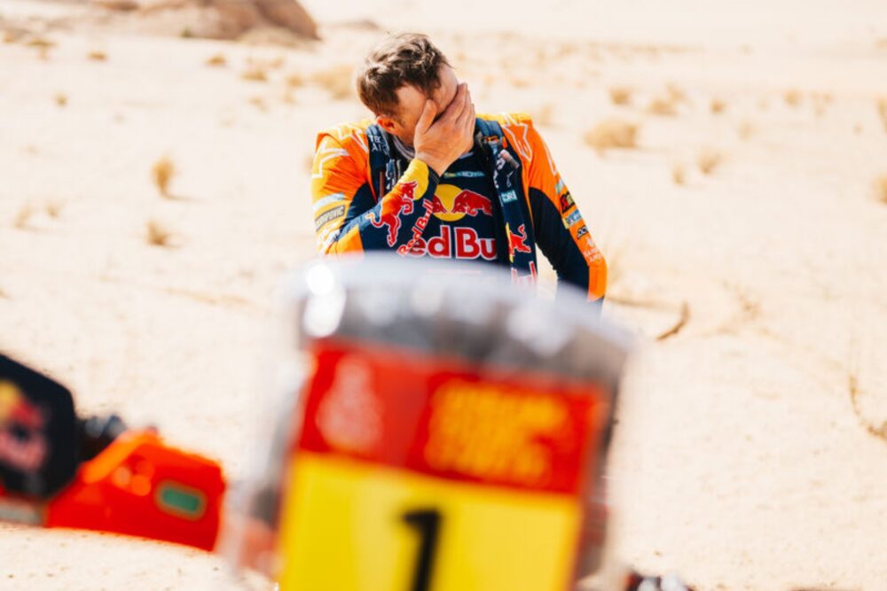 Daniel Sanders ha corrido toda la etapa con mucho dolor en el hombro.