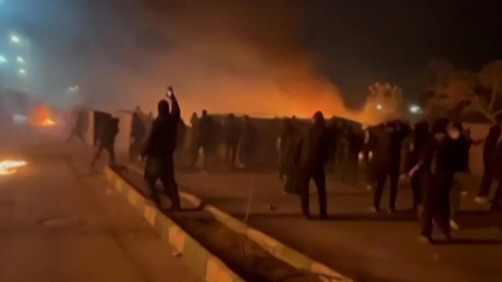 Esta captura de video tomada el 13 de enero de 2026 a partir de imágenes de UGC publicadas en redes sociales el 10 de enero de 2026 muestra los enfrentamientos en Mashhad, en el noreste de Irán.