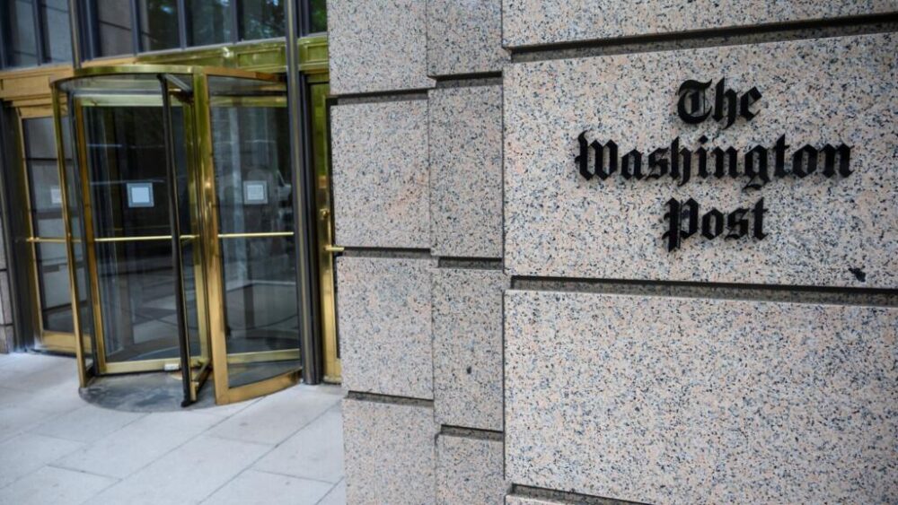 Una imagen de la entrada a la sede central del periódico estadounidense The Washington Post, tomada el 16 de mayo de 2019 en Washington